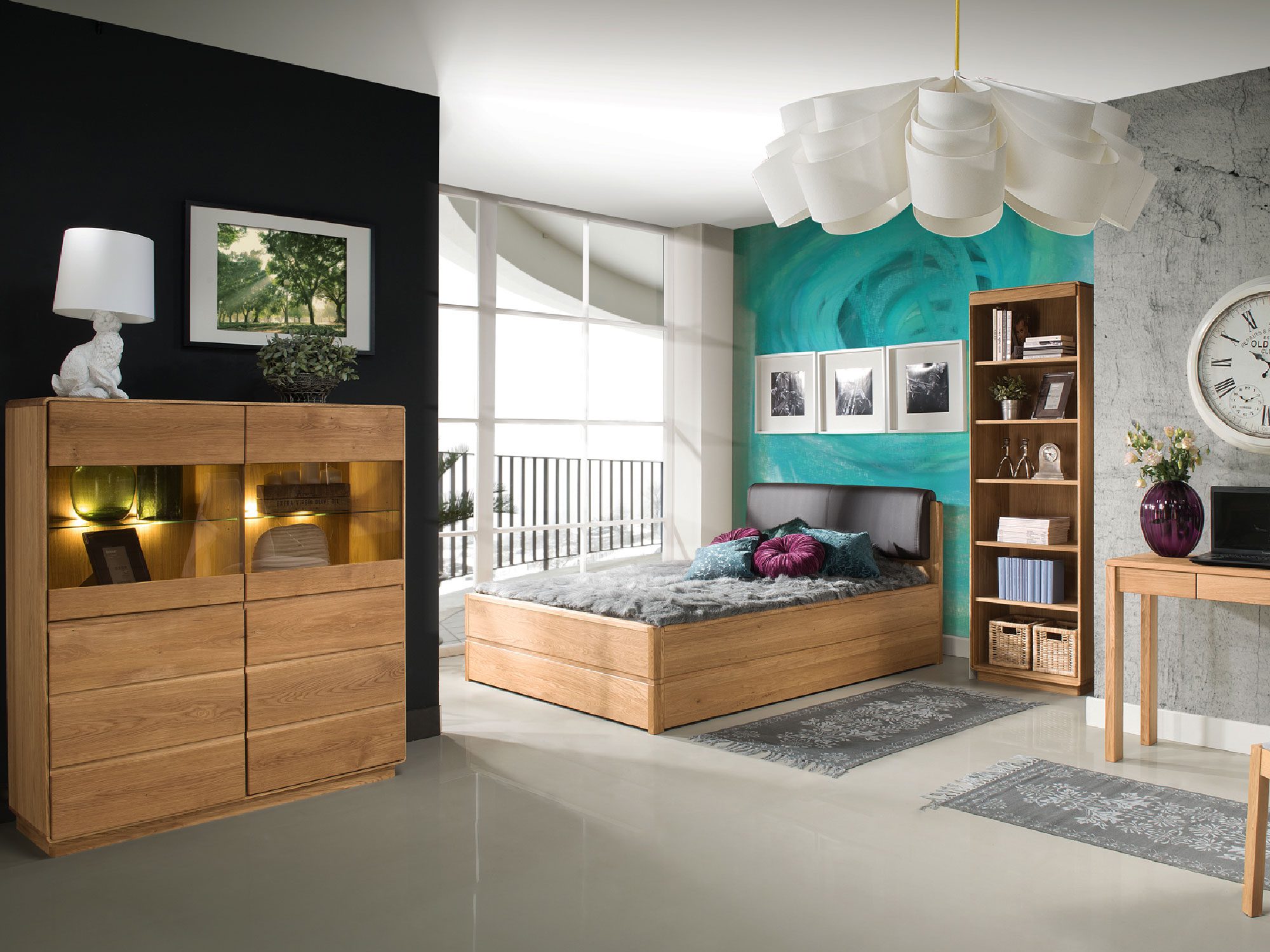 Nowoczesna sypialnia z łóżkiem z litego drewna i czarnym zagłówkiem