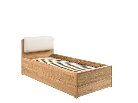 Łóżko z drewnianą ramą i beżowym zagłówkiem