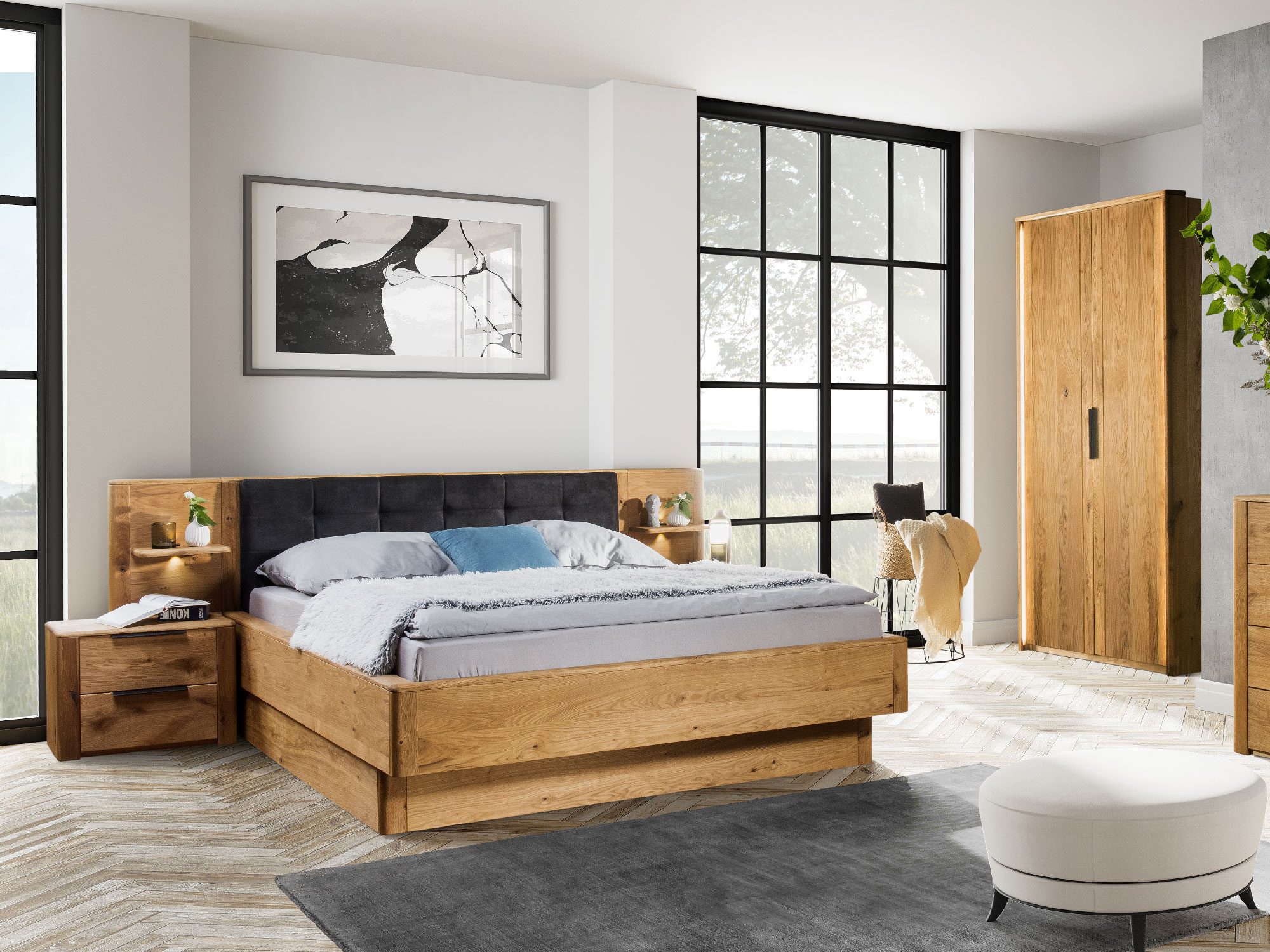 Drewniane łóżko z kremowym zagłówkiem