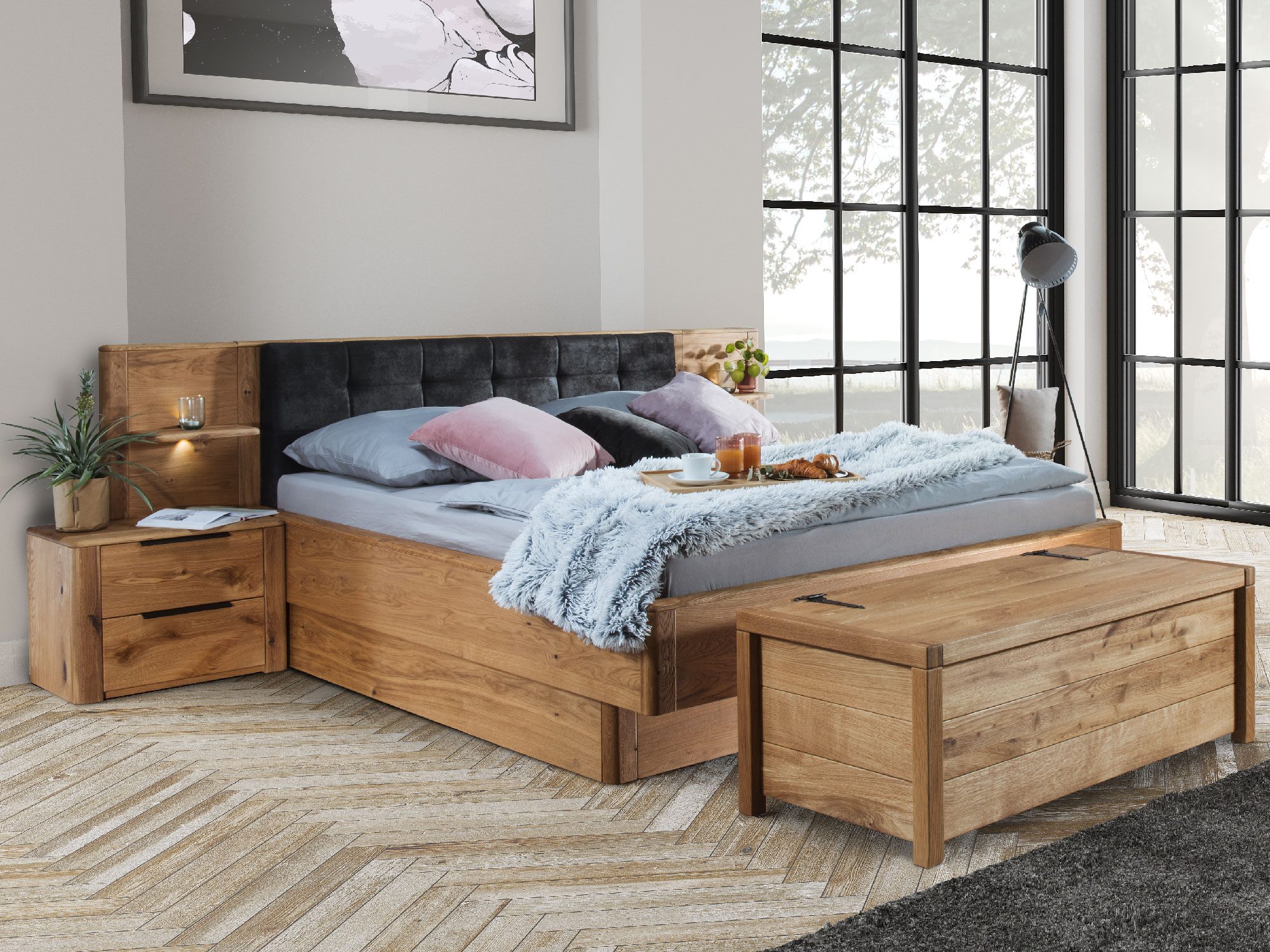 Łóżko dębowe z beżowym zagłówkiem i szafkami nocnymi