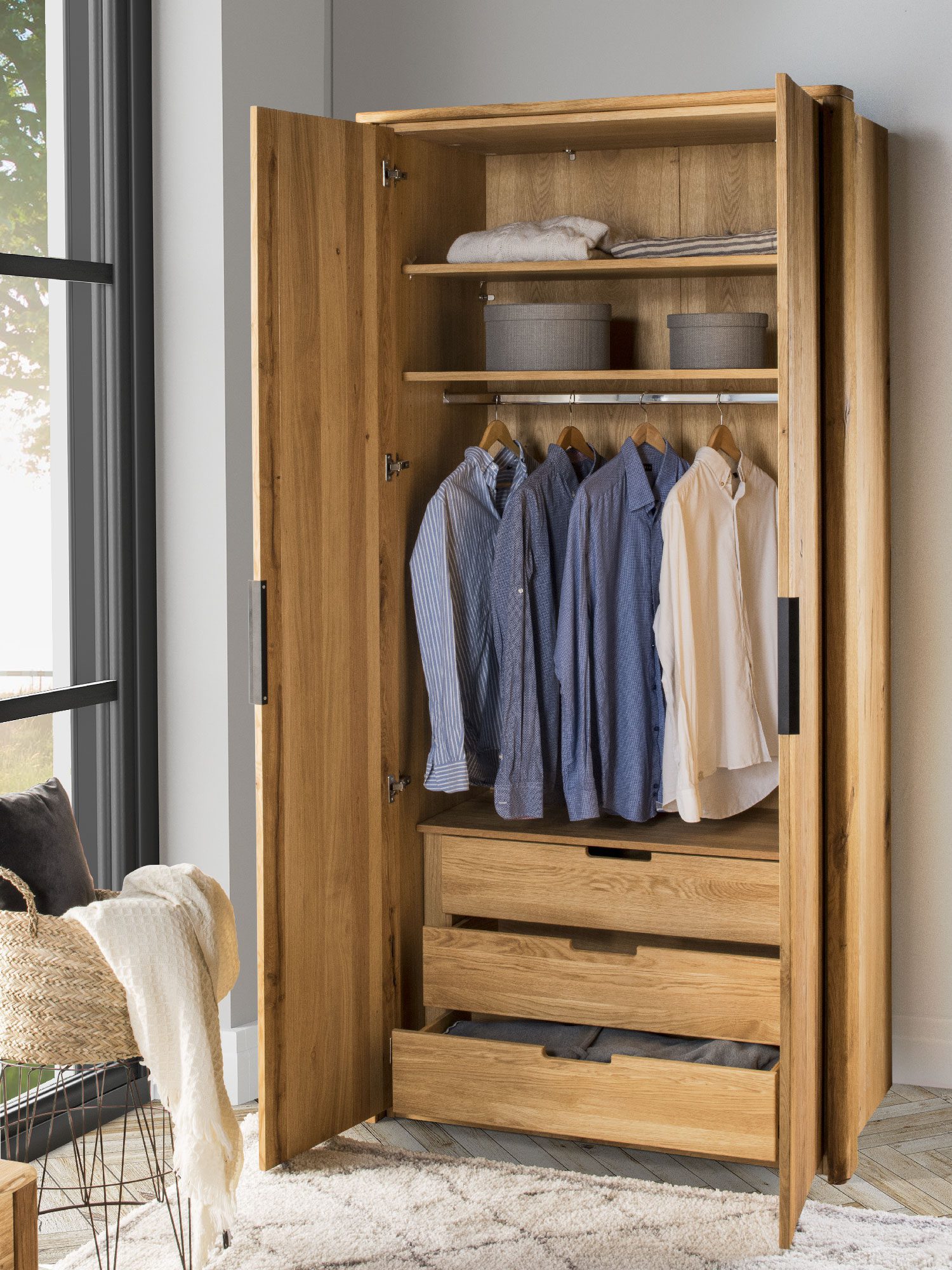 Otwarta szafa z półkami i szufladami z litego drewna