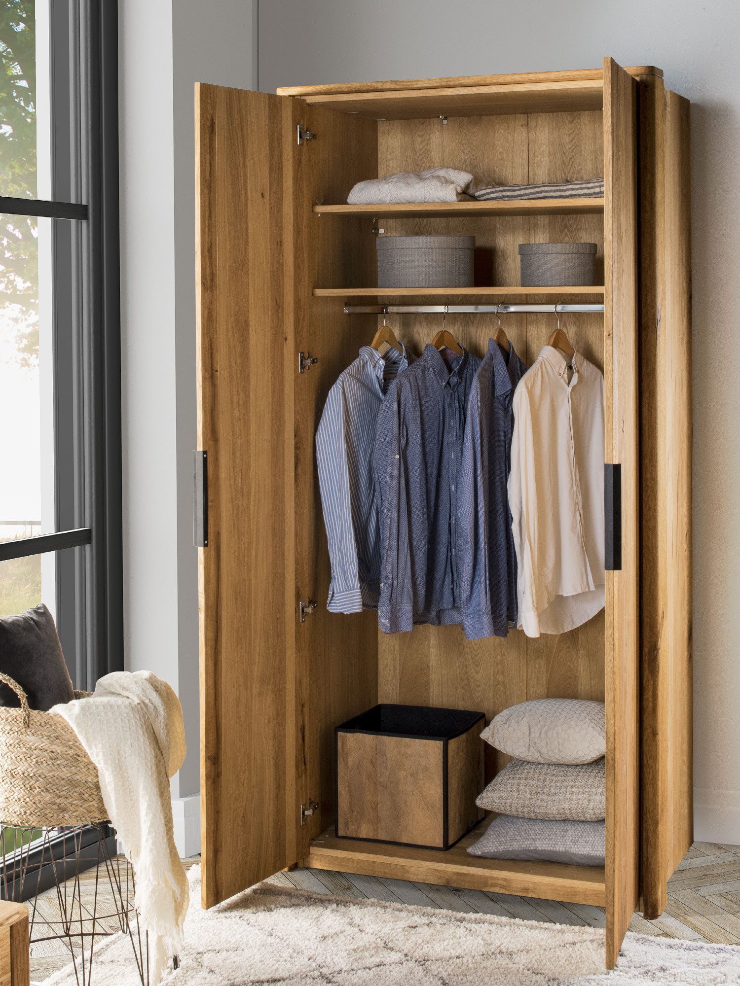 Drewniana garderoba z szufladami i drążkiem na koszule, styl nowoczesny