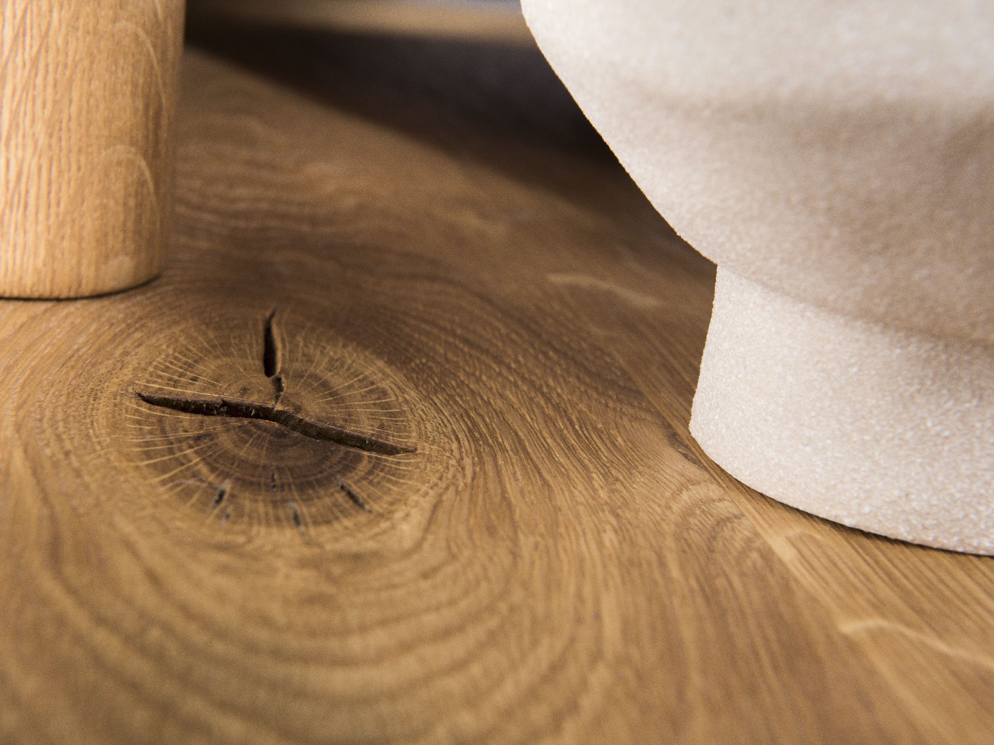 Zbliżenie na usłojenie litego dębu w komodzie