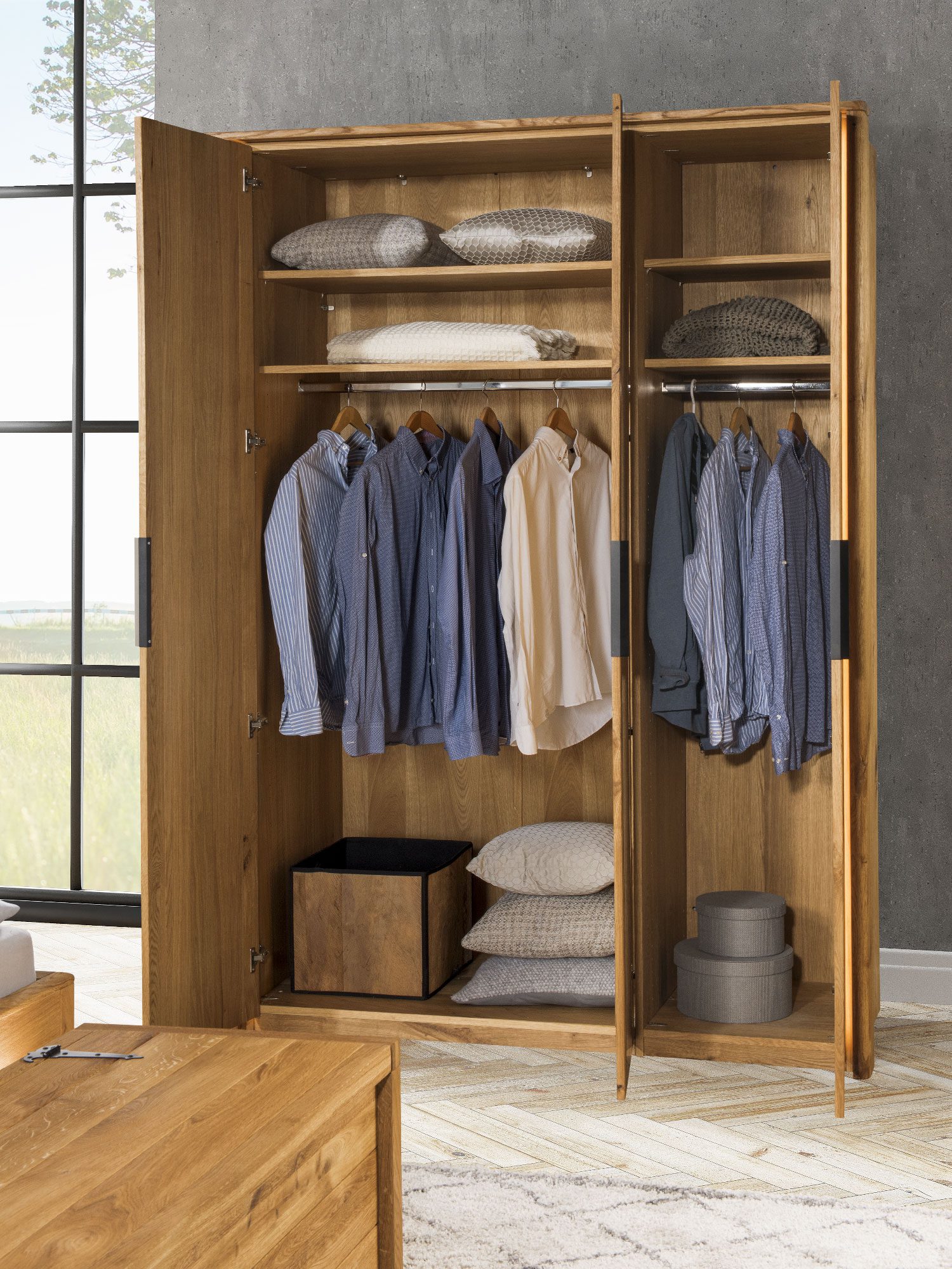 Szafa z litego drewna z drążkiem i miejscem na koszule