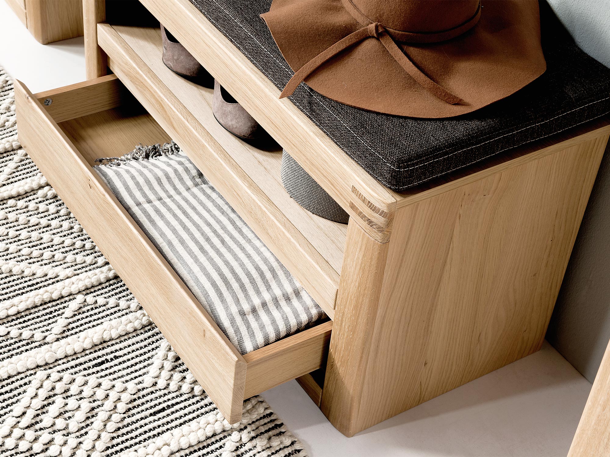 Drewniana szafka na buty z miękkim siedziskiem