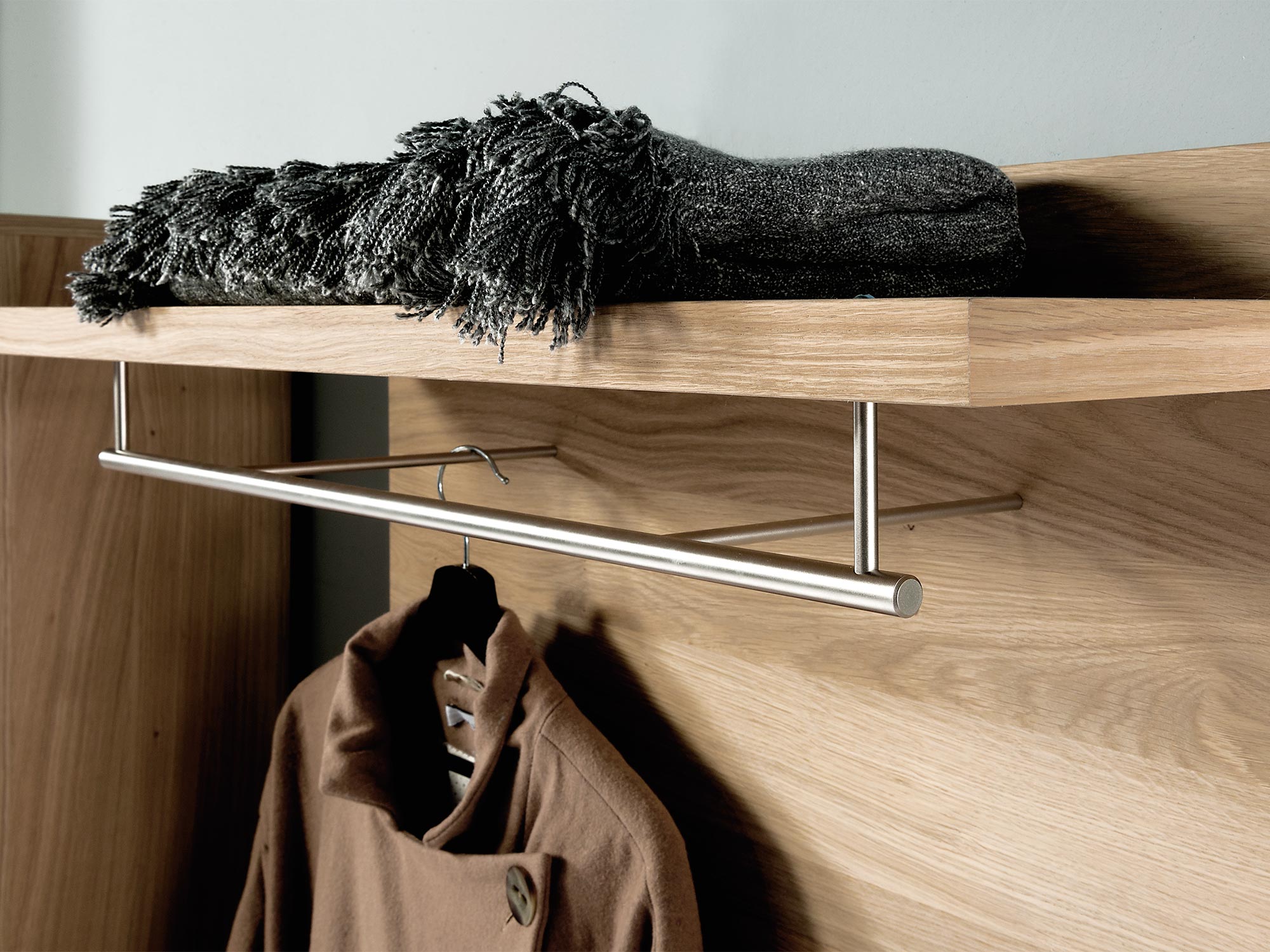 Wieszak do przedpokoju z drążkiem i półkami