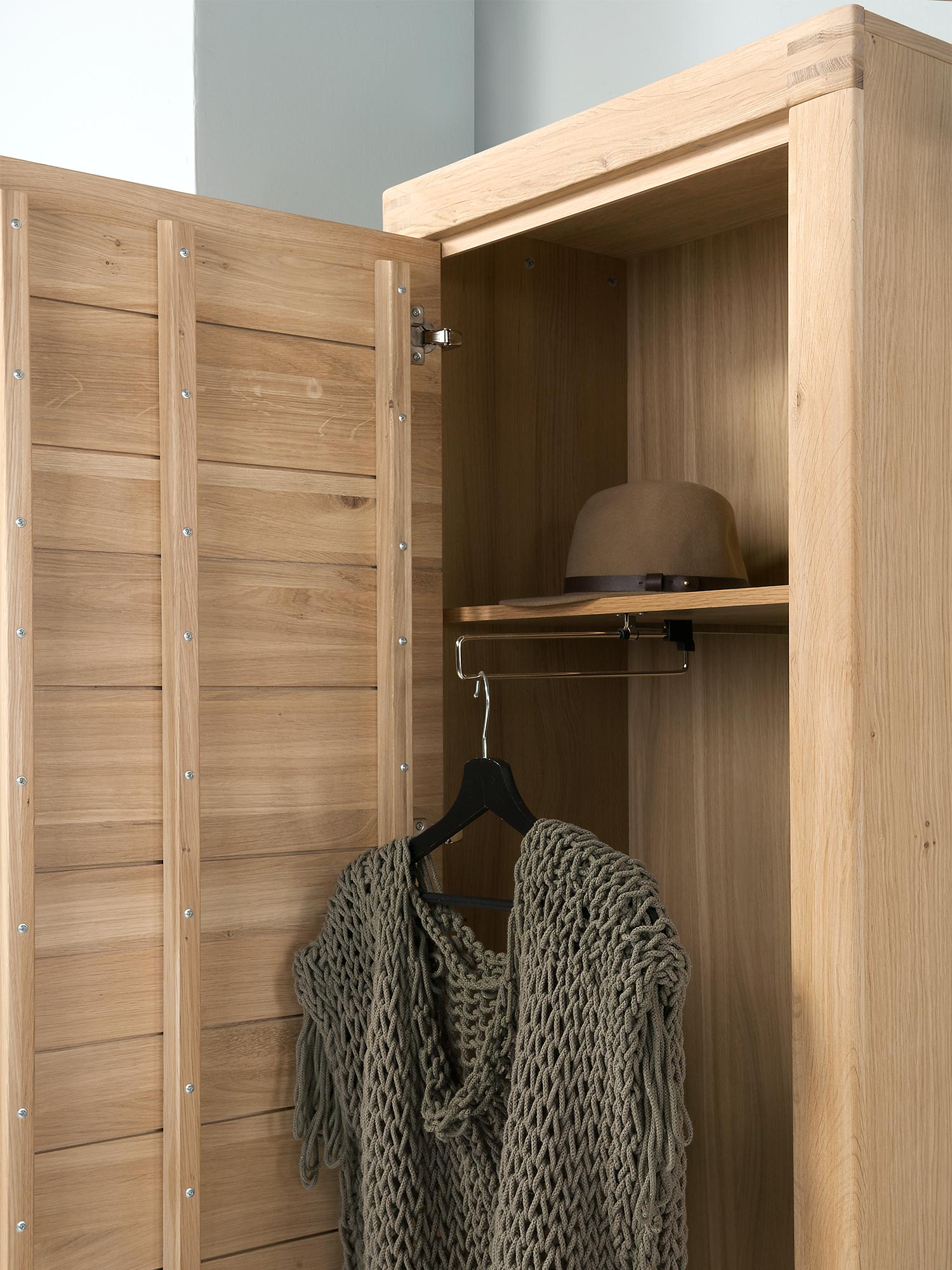 Drewniana garderoba z półkami i lustrem, styl naturalny