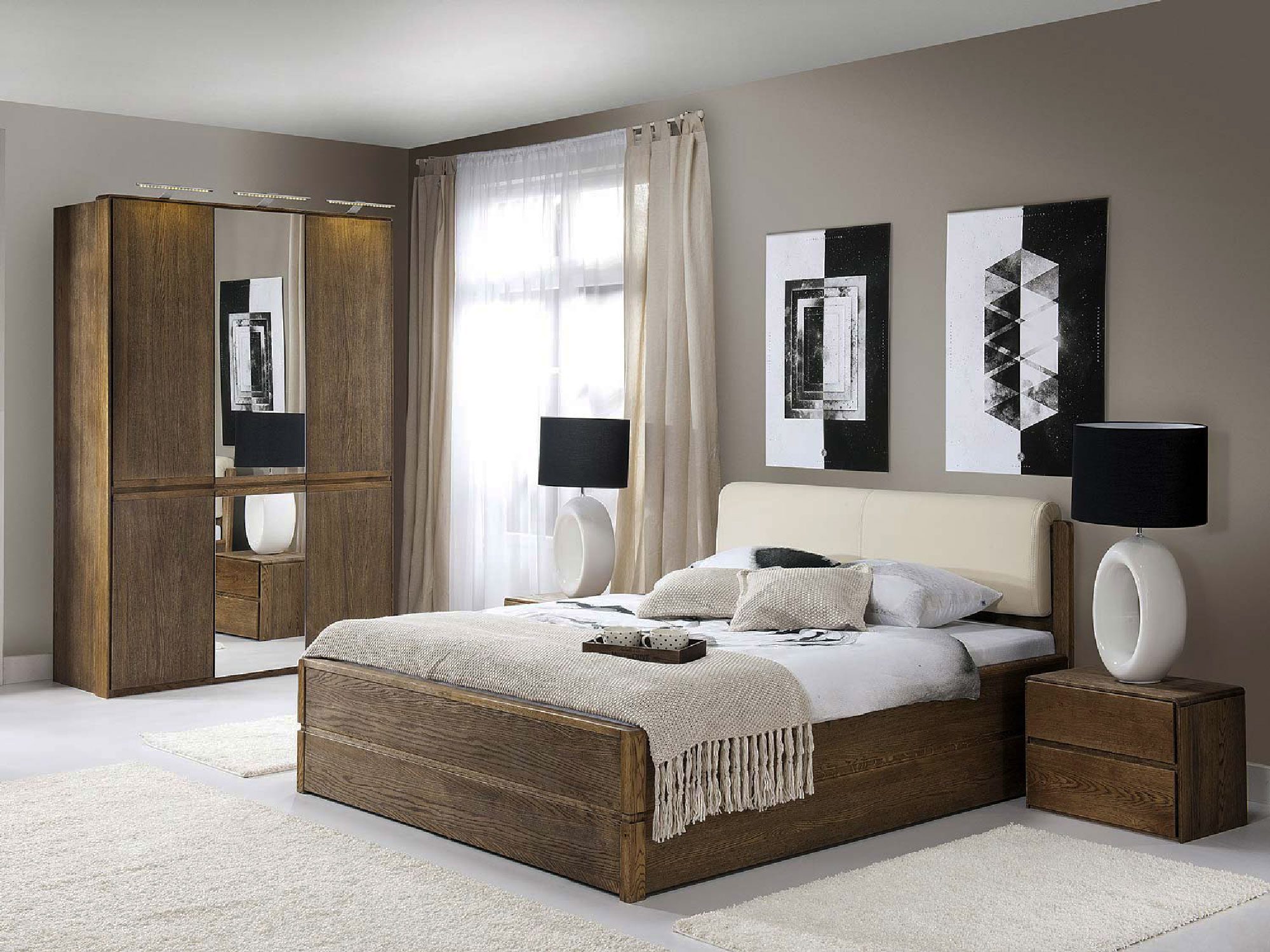 Sypialnia z dużym łóżkiem dębowym i białą pościelą