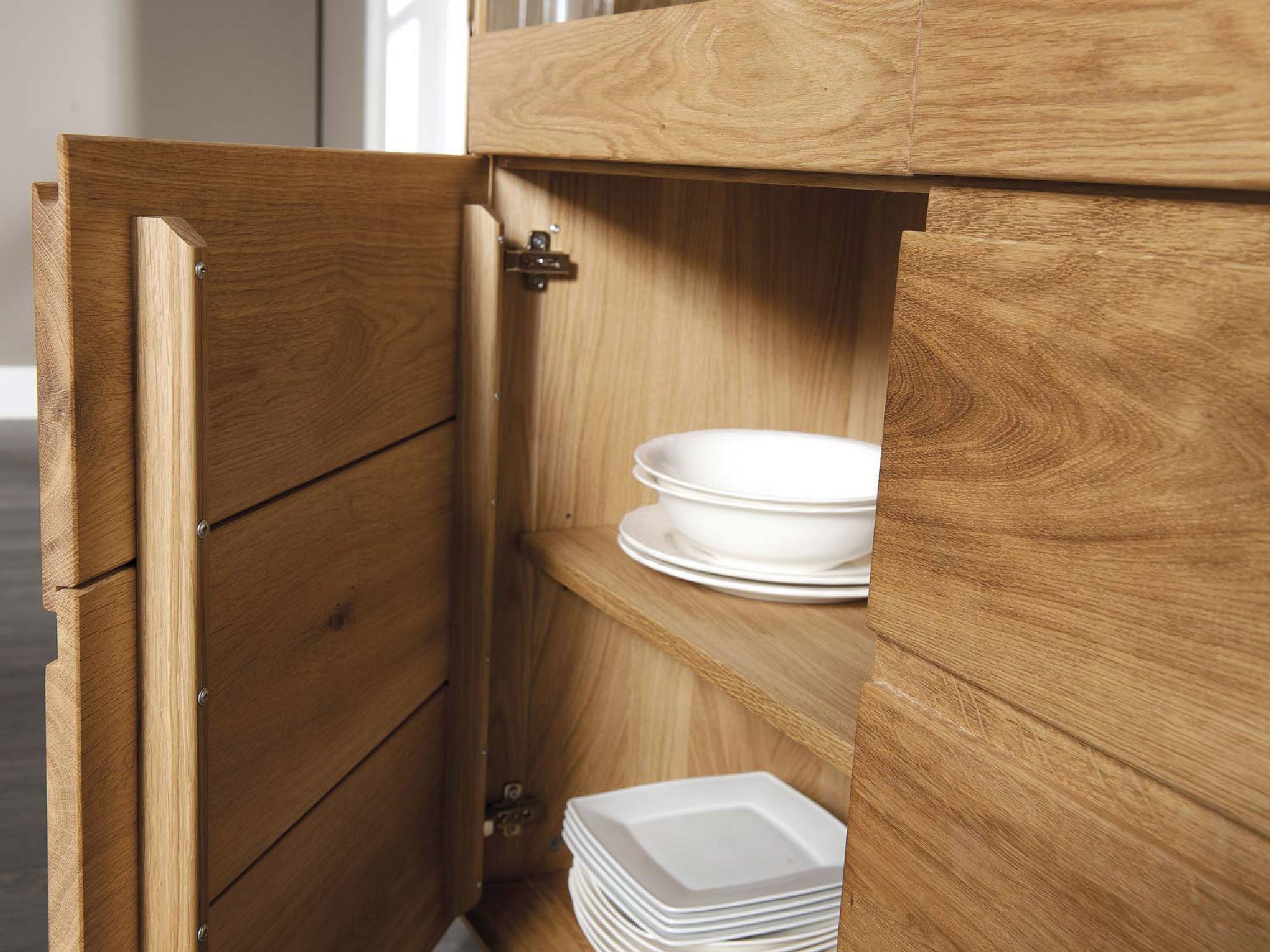 Drewniana komoda z ukrytymi półkami na zastawę, styl rustykalny