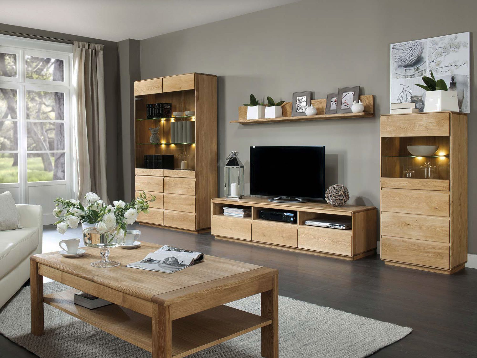 Aranżacja salonu z dębowymi meblami i stolikiem kawowym