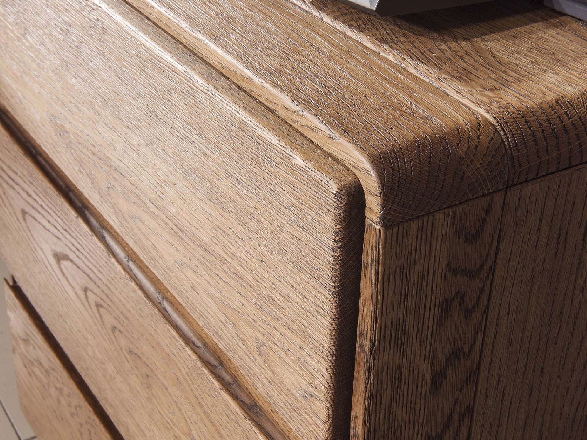 Detal frezowania frontu drewnianej komody z litego dębu