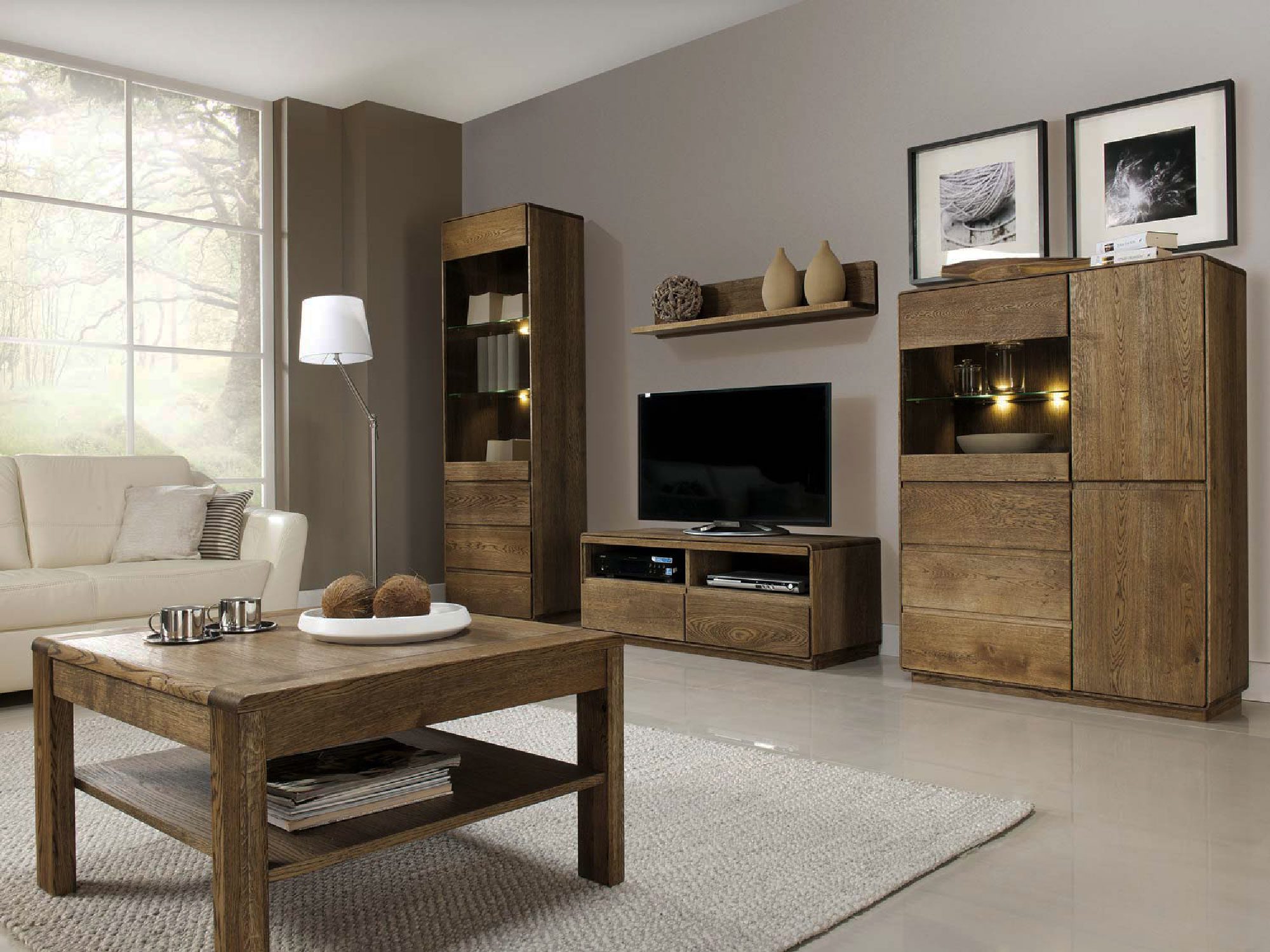 Nowoczesny salon z zestawem mebli dębowych i stolikiem kawowym