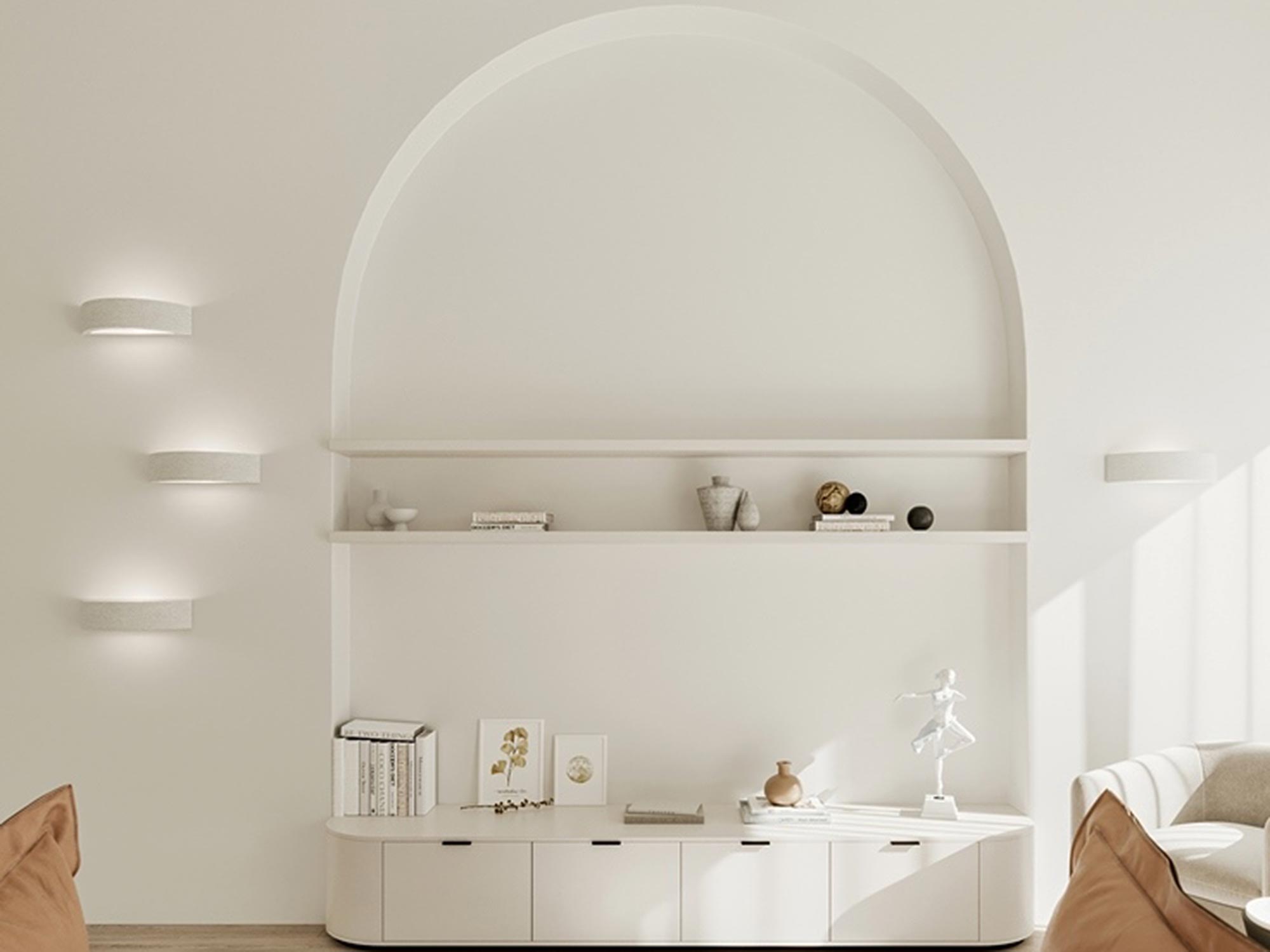 Stylowy biały kinkiet LED w przestronnym salonie z łukowymi wnękami Stylowy biały kinkiet LED w przestronnym salonie z łukowymi wnękami