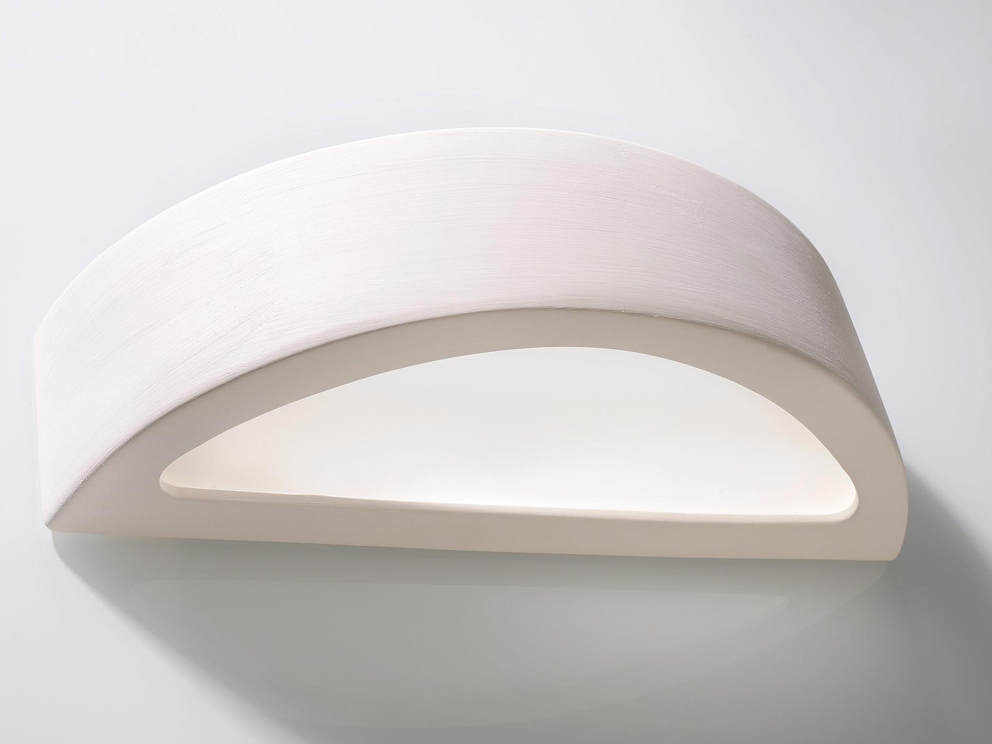 Biały kinkiet LED w stylu soft loft z delikatnym łukiem Biały kinkiet LED w stylu soft loft z delikatnym łukiem