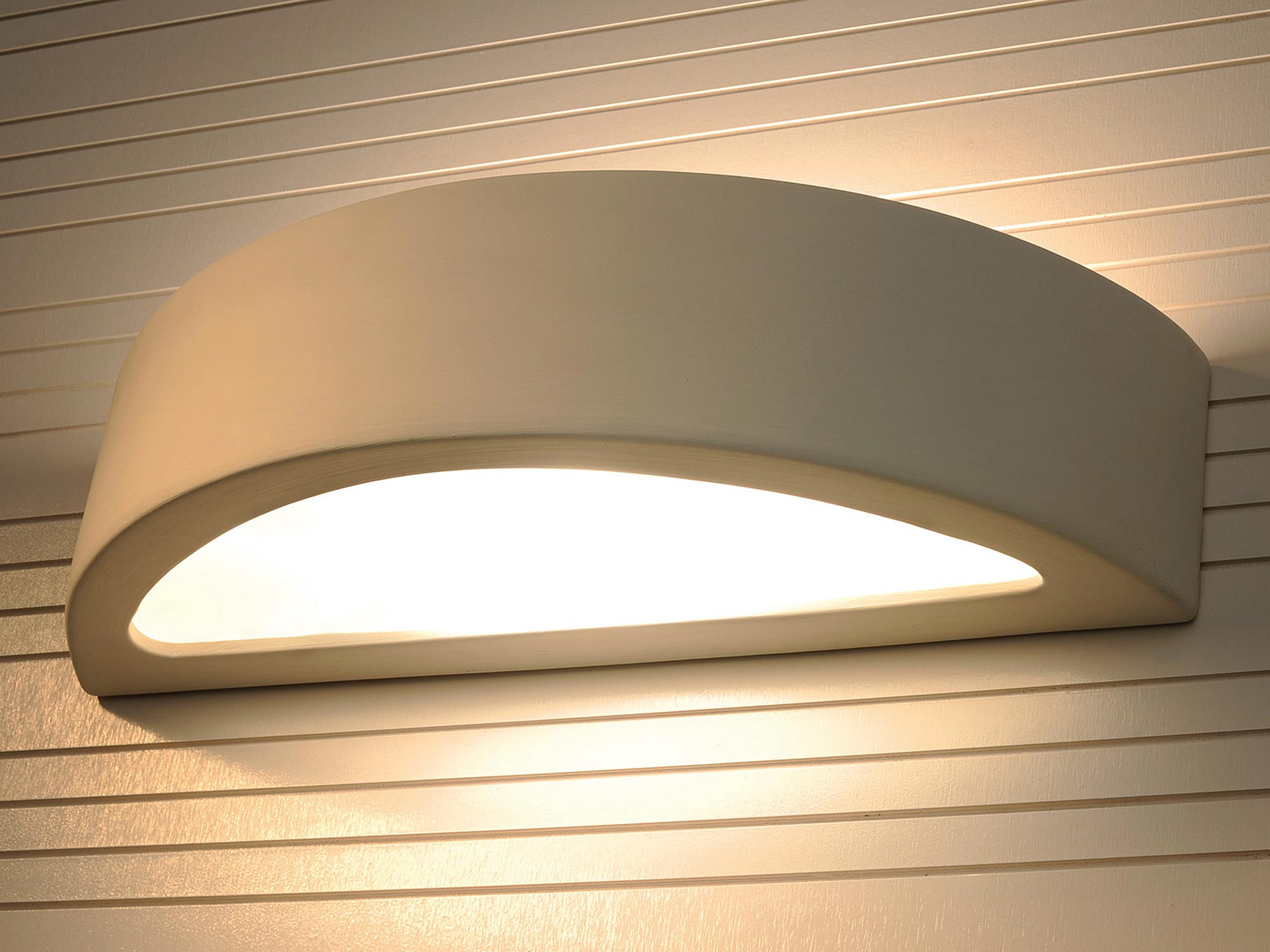 Obły kinkiet LED w kolorze złamanej bieli z ciepłym światłem Obły kinkiet LED w kolorze złamanej bieli z ciepłym światłem