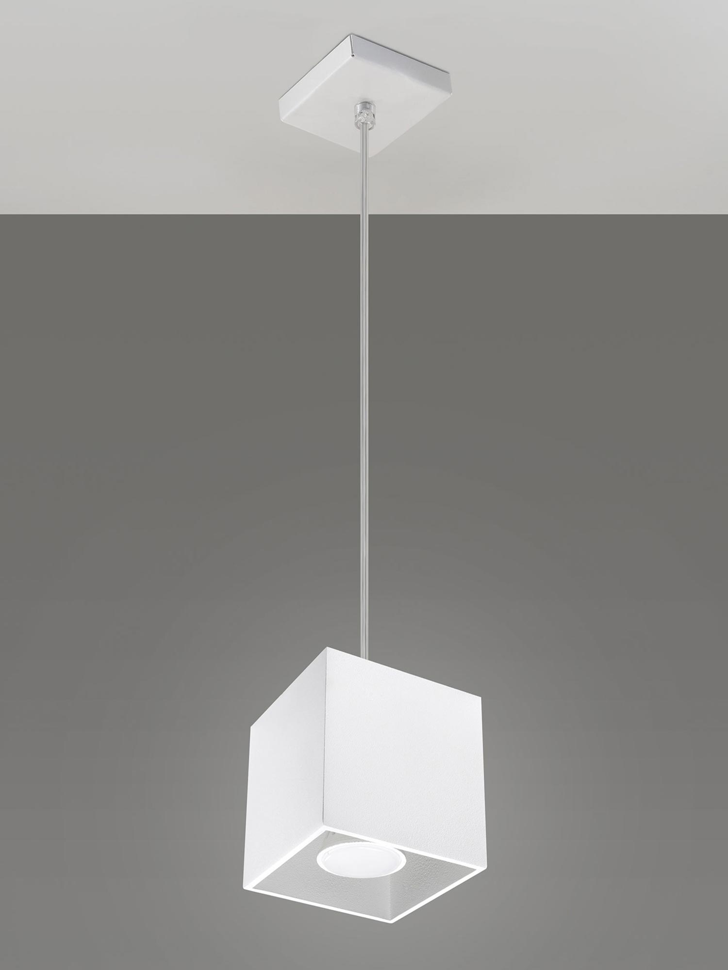 Dekoracyjne oświetlenie LED z wiszącymi sześciennymi kloszami Dekoracyjne oświetlenie LED z wiszącymi sześciennymi kloszami