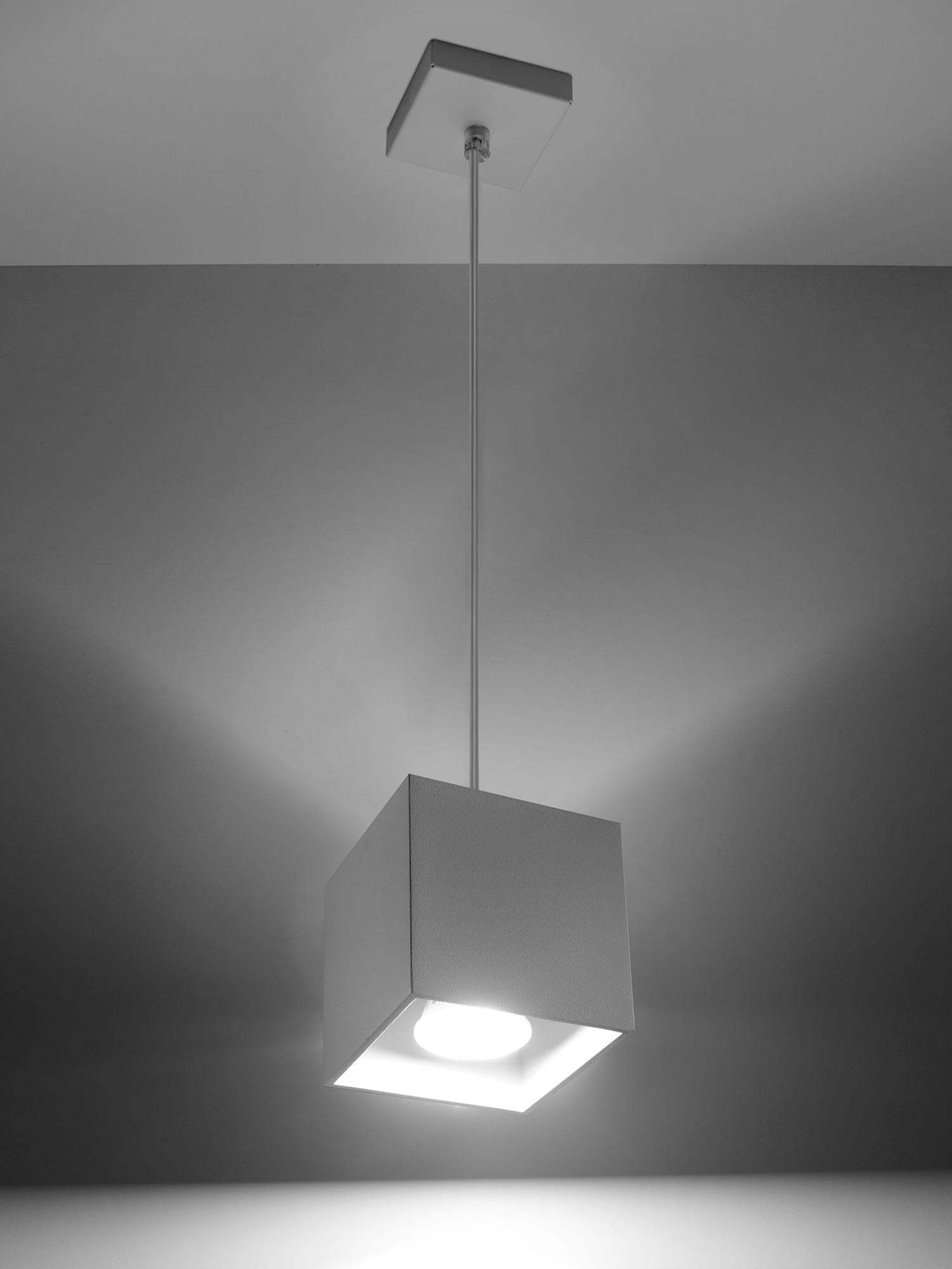 Biała lampa sufitowa LED w jasnym przedpokoju nowoczesnym Biała lampa sufitowa LED w jasnym przedpokoju nowoczesnym