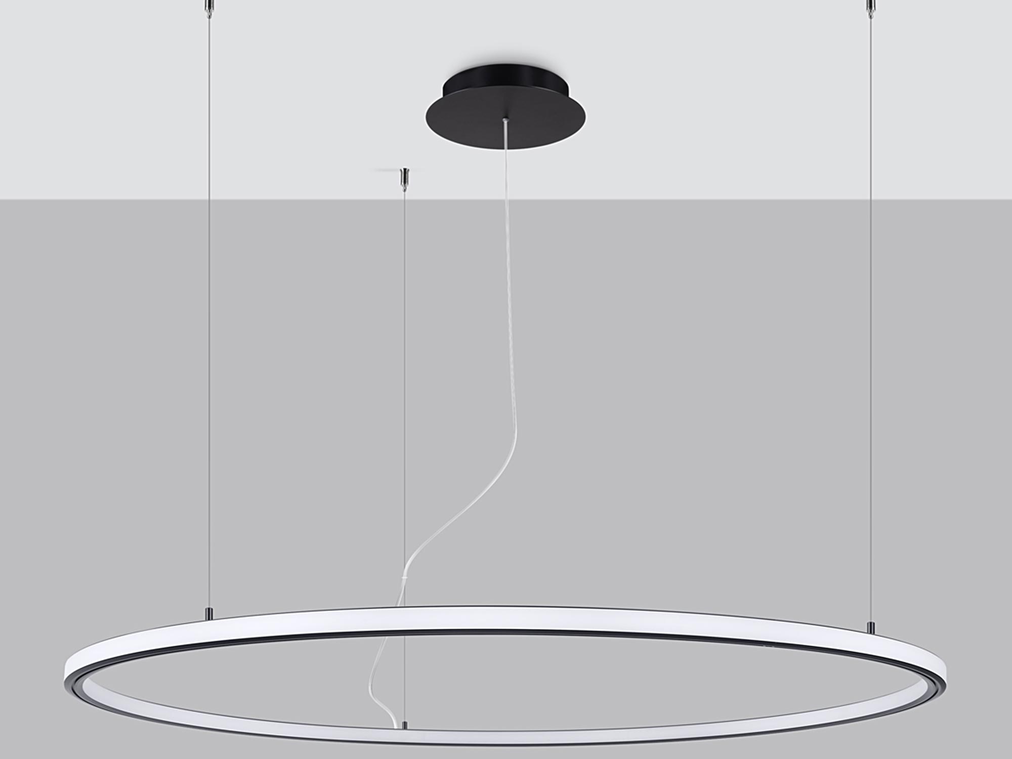 Widok od dołu na zawieszoną lampę LED z okrągłą podstawą Widok od dołu na zawieszoną lampę LED z okrągłą podstawą