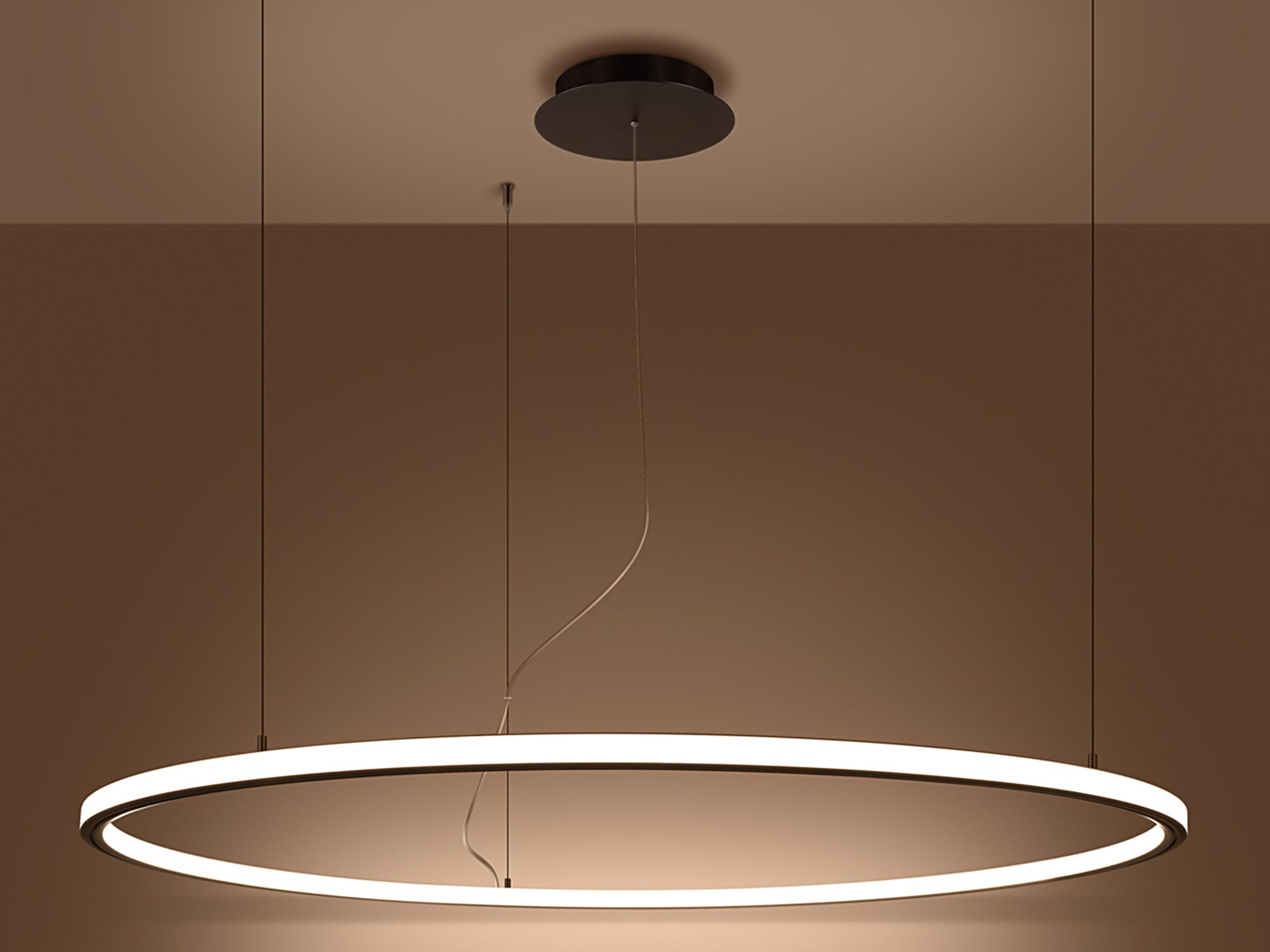 Wisząca lampa pierścieniowa LED w ciepłym świetle nad stołem Wisząca lampa pierścieniowa LED w ciepłym świetle nad stołem