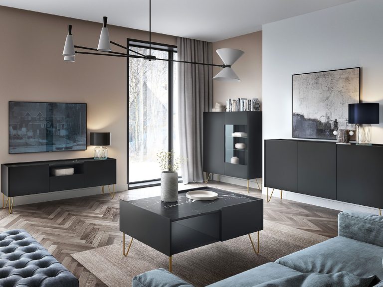 Aranżacja salonu z czarnym stolikiem glamour i granatową sofą