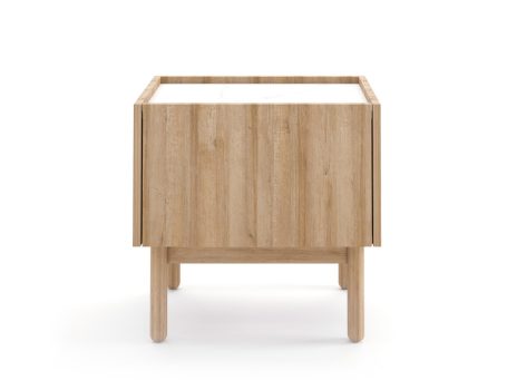 Stolik nocny z naturalnego drewna na smukłych nogach, styl skandynawski