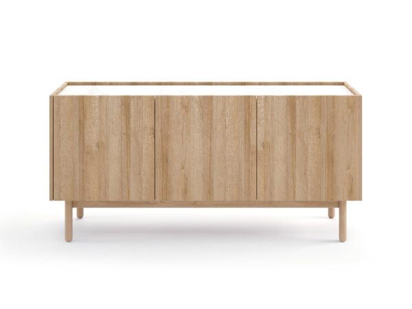 Nízká skříňka dřevěná o jednoduchým designie, moderní styl