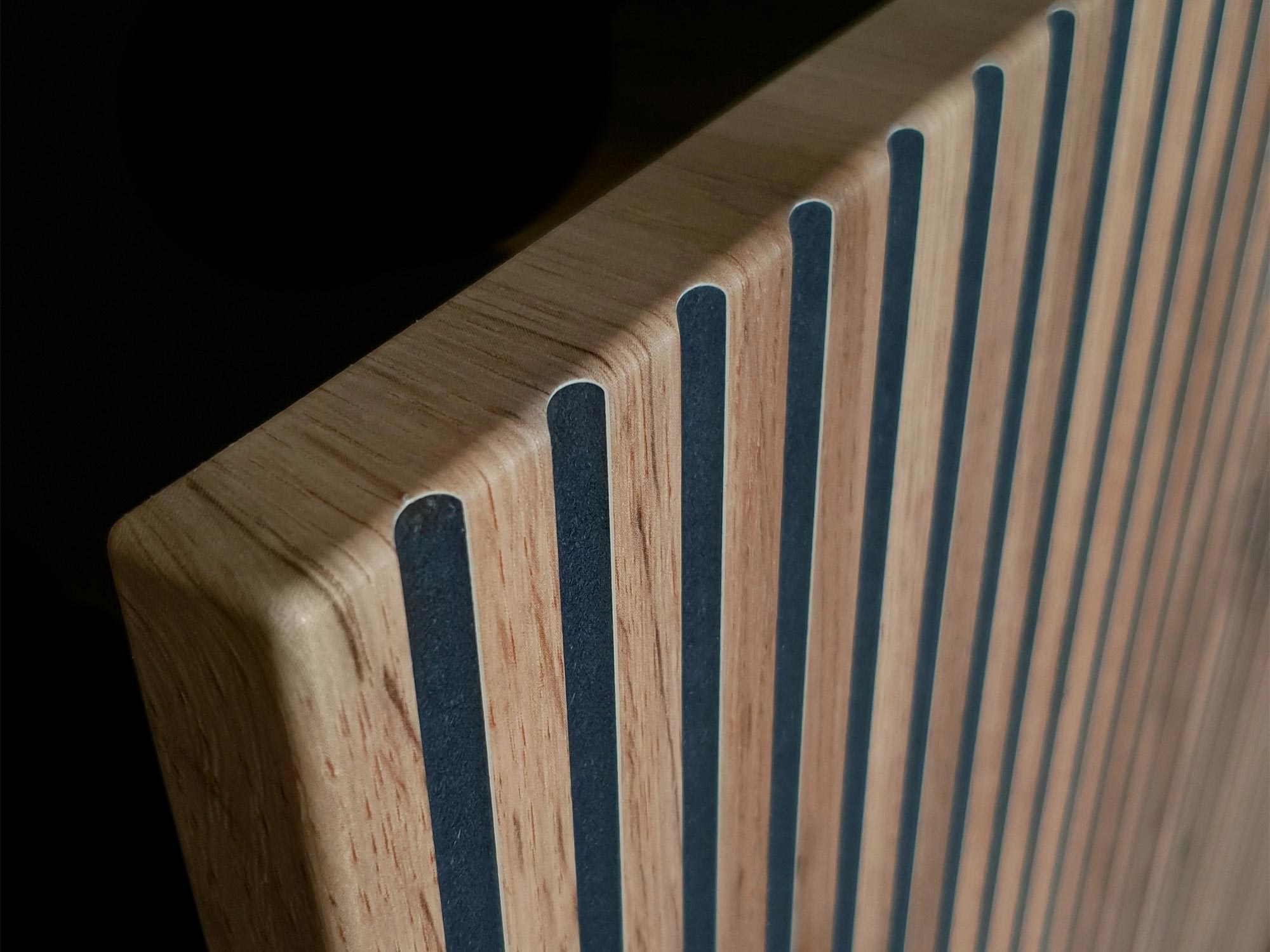 Zbliżenie na róg komody z listwami drewnianymi