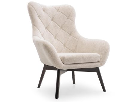 Beżowy fotel tapicerowany z dekoracyjnym pikowaniem w stylu nowoczesnym