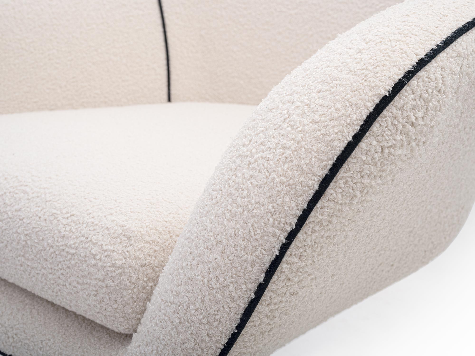 Beżowy fotel tapicerowany z wyprofilowanym oparciem na metalowej nodze Beżowy fotel tapicerowany z wyprofilowanym oparciem na metalowej nodze