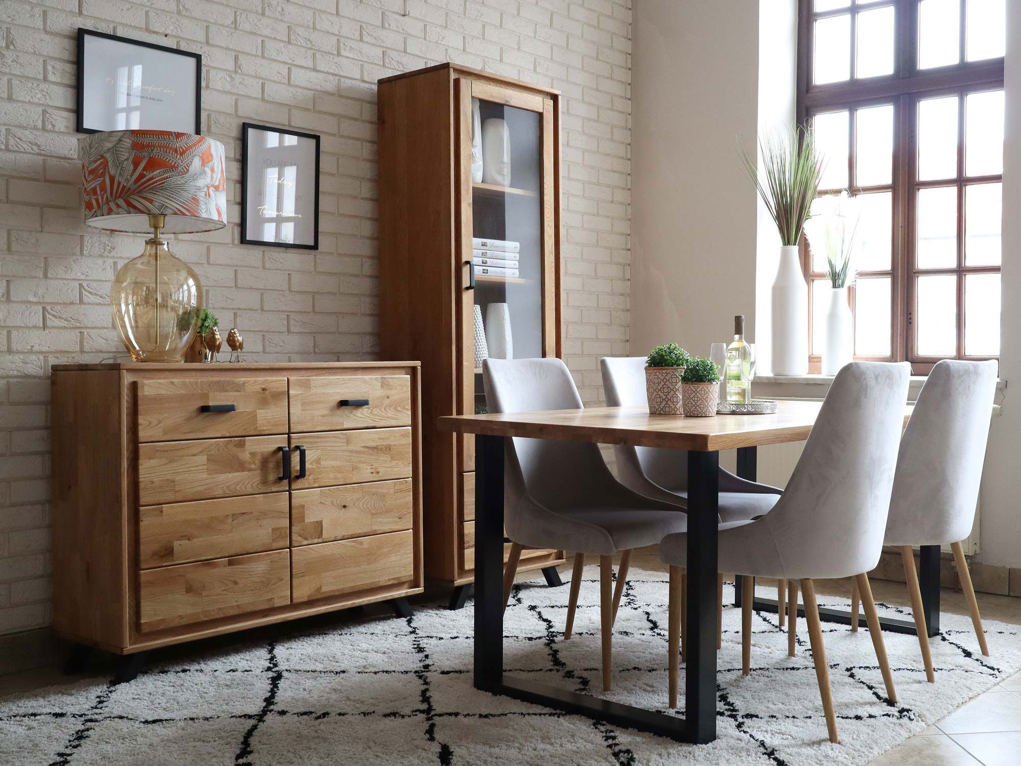 Aranżacja jadalni z meblami z litego drewna i szafką witrynową