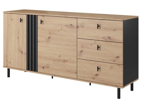 Dřevěná komoda z svislými lištami a kovovými nohami, moderní design