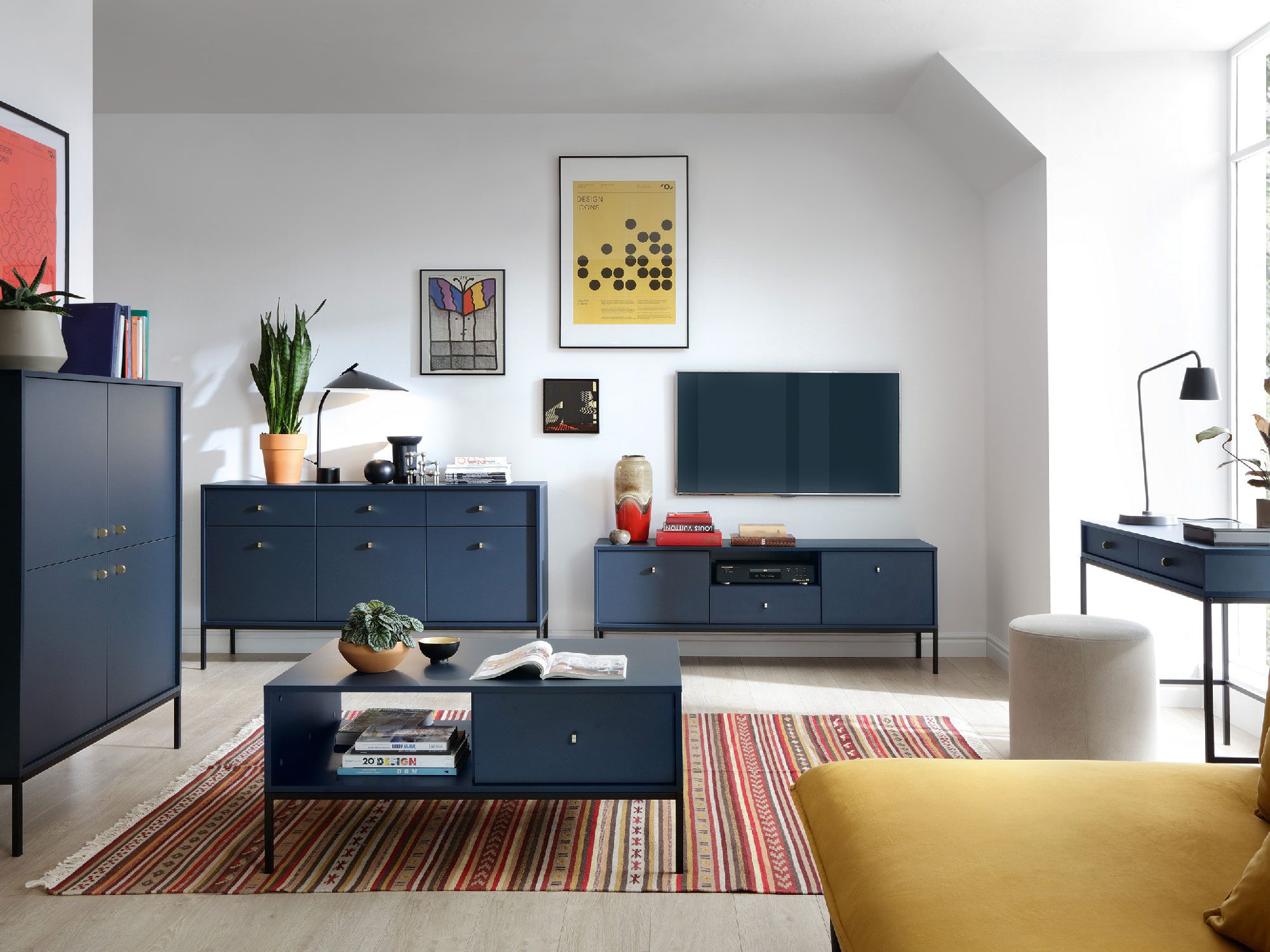 Salon z granatową szafką RTV i minimalistycznym wystrojem nowoczesnym Salon z granatową szafką RTV i minimalistycznym wystrojem nowoczesnym