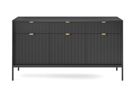 Nowoczesna komoda z frezowaniem w czarnej kolorystyce