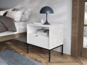 Miniatura 11 - Skříňka nocna bílá z frezowaniem a černým roštem v moderním interiéru