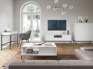 Miniaturka 8 - Zestaw mebli białych ze czarną podstawą w aranżacji salonu -