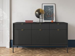 Miniatura 3 - Černá komoda z ryflowanymi čely a zlatým povrchovou úpravou v obývacím pokoji