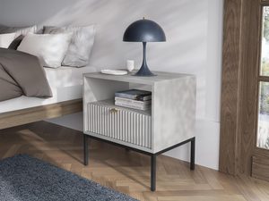 Miniatura 7 - Bílá skříňka nocna z frezowanym čelem a černými nožkami v ložnici