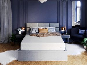 Miniaturka 3 - Stylowe łóżko z szarą tapicerką w ciemnoniebieskiej sypialni glamour