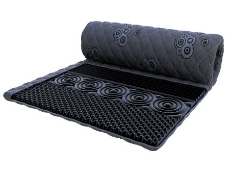 Czarna mata ochronna pod materac z pikowanym wzorem