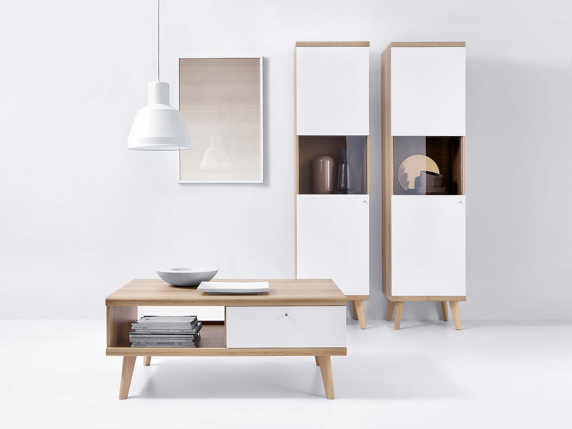 Zestaw mebli RTV z białymi frontami i drewnianą ramą, styl skandynawski