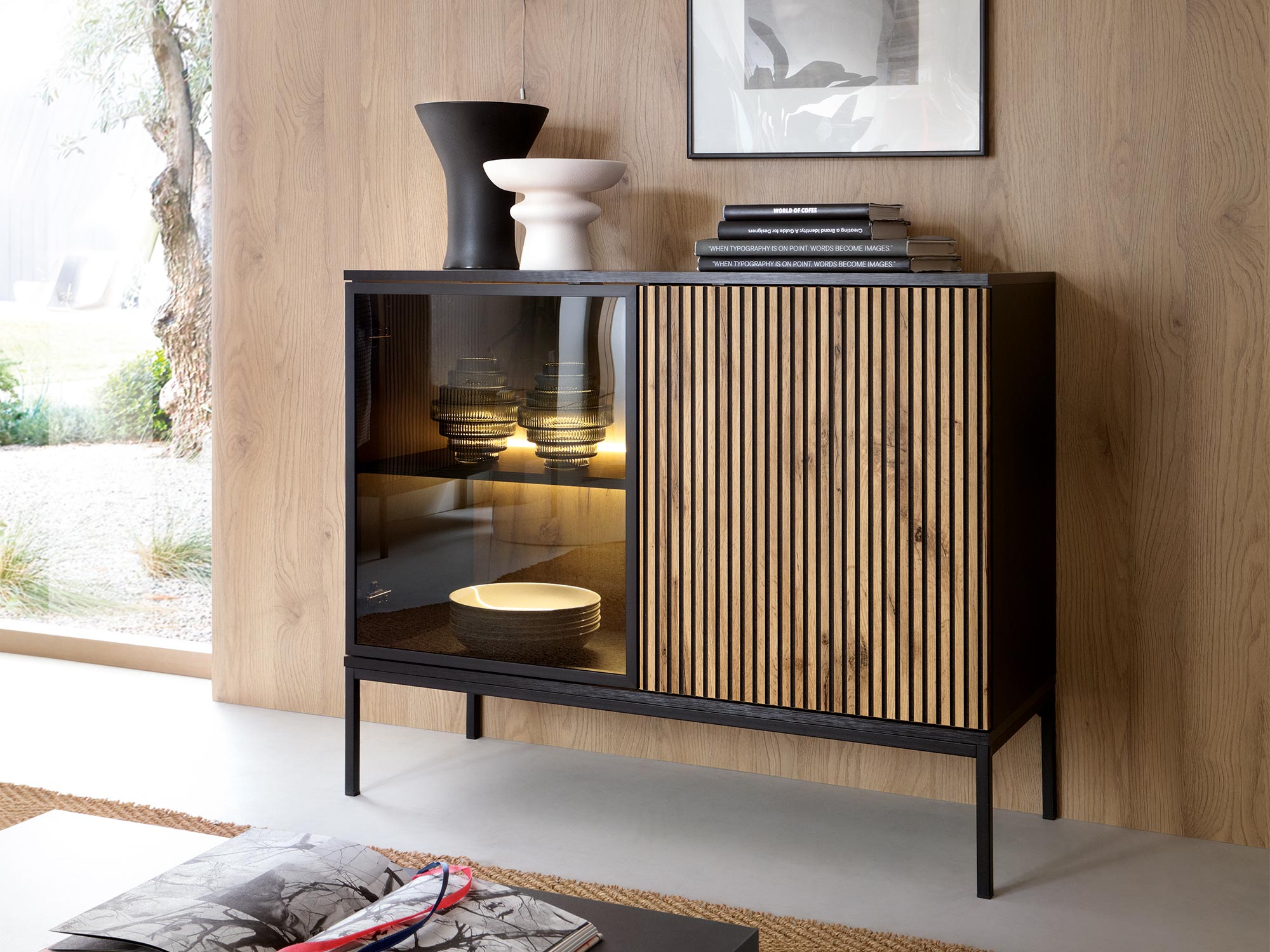 Komoda loftowa z podświetleniem LED i drewnianym frontem w salonie Komoda loftowa z podświetleniem LED i drewnianym frontem w salonie