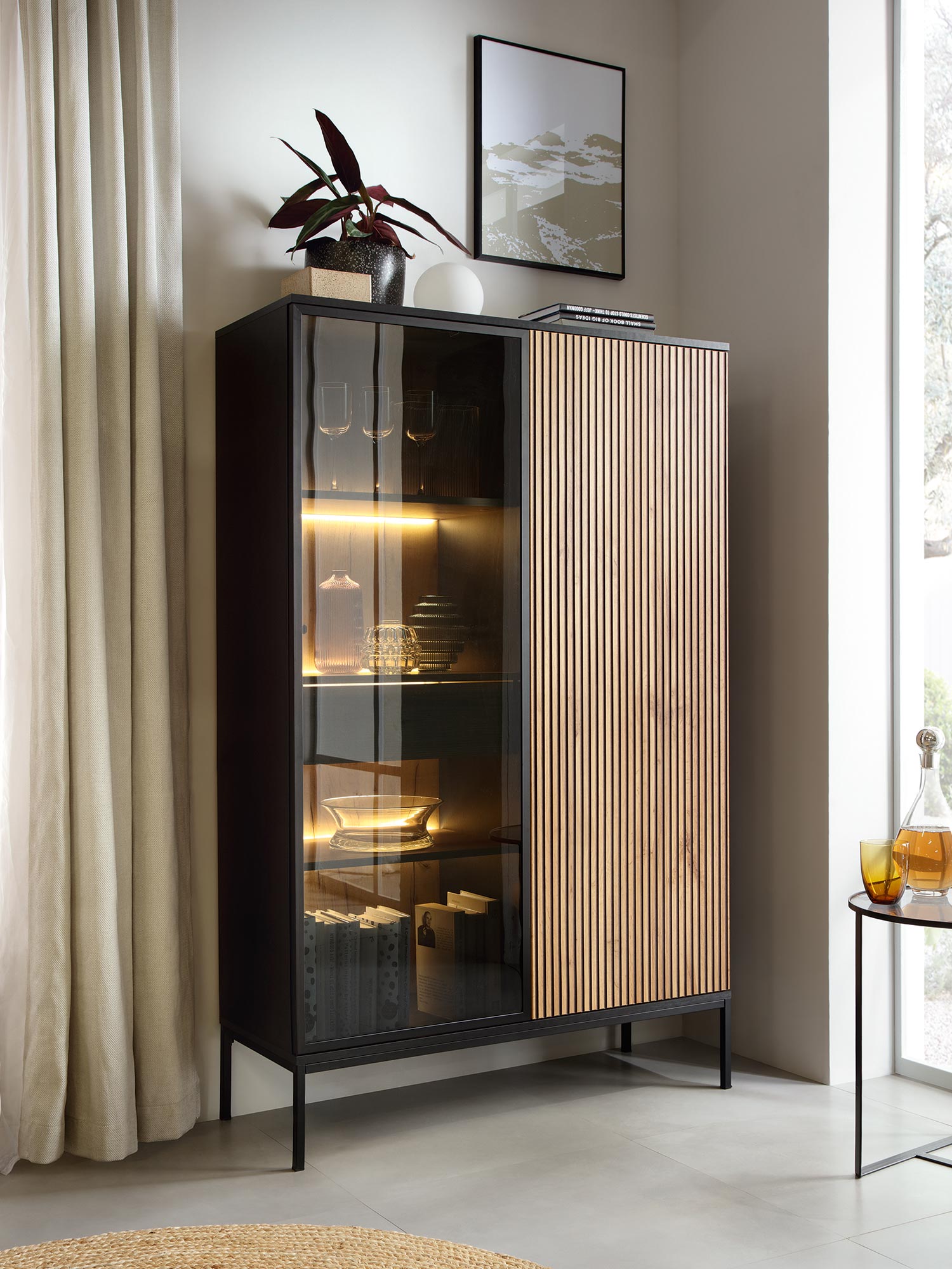 Witryna z przeszkleniem i listwami z drewna dębowego w stylu industrialnym