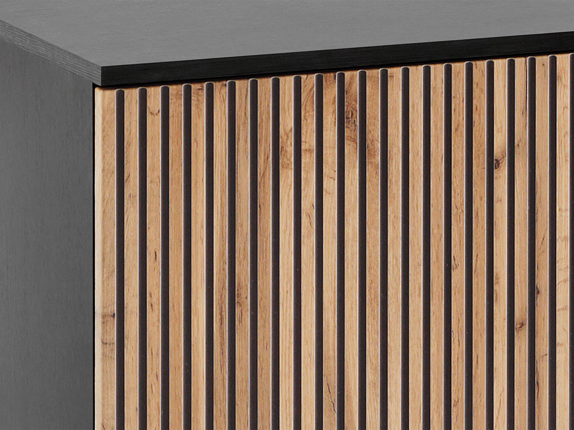 Dębowo-czarny front komody z pionowymi listwami w stylu industrialnym Dębowo-czarny front komody z pionowymi listwami w stylu industrialnym