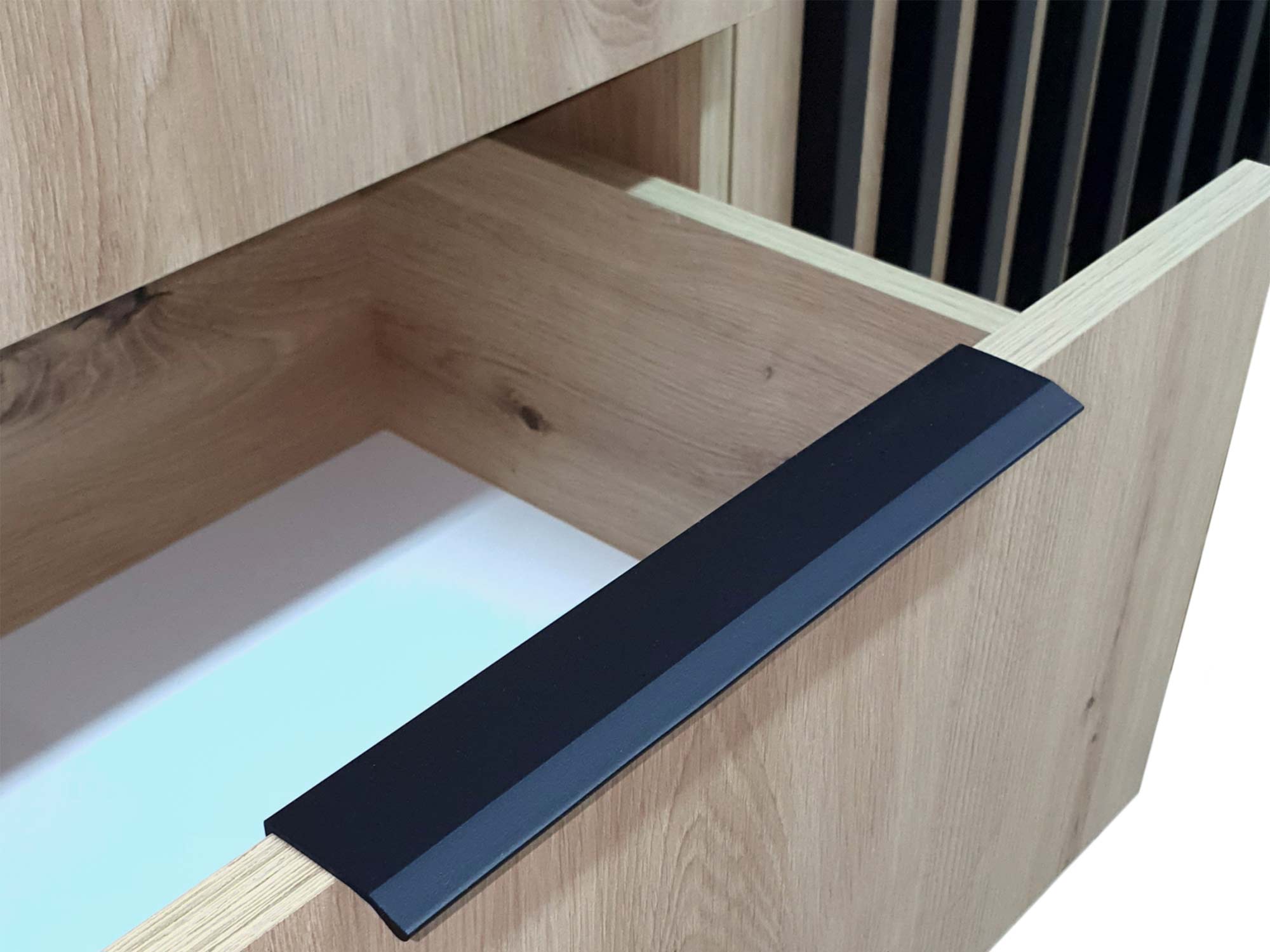 Zbliżenie na detal czarnego uchwytu