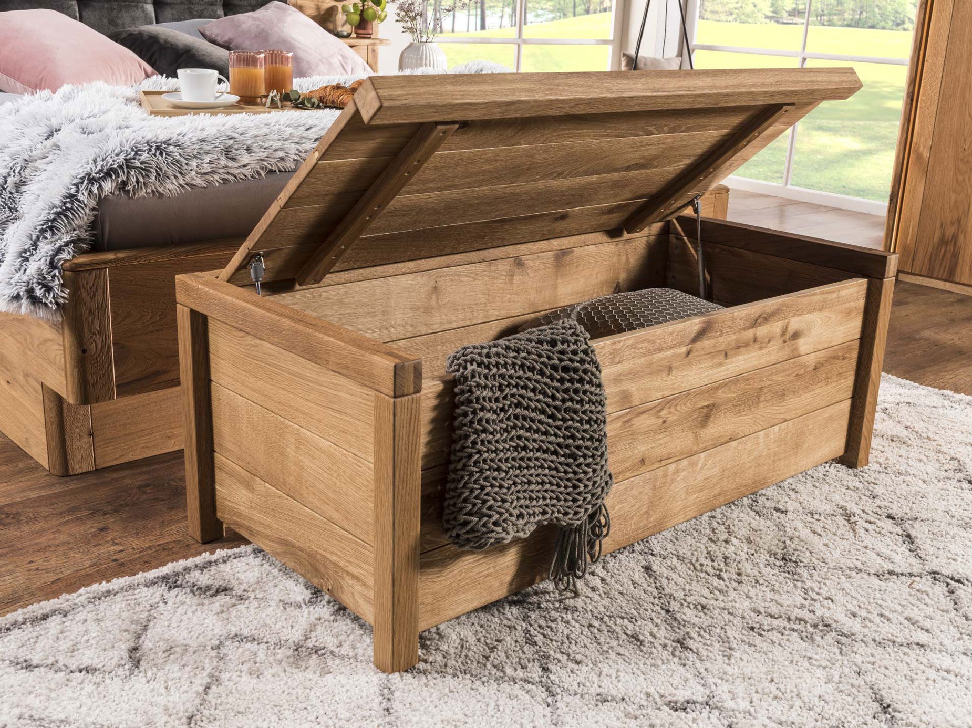 Drewniana skrzynia z pokrywą w stylu vintage