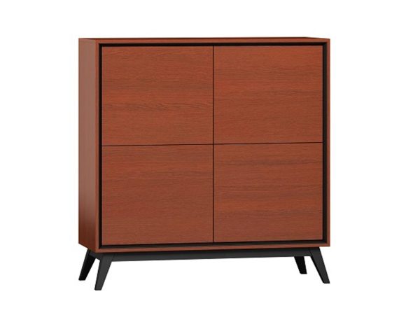 Dřevěná komoda s černými kovovými nohami a minimalistickém designem