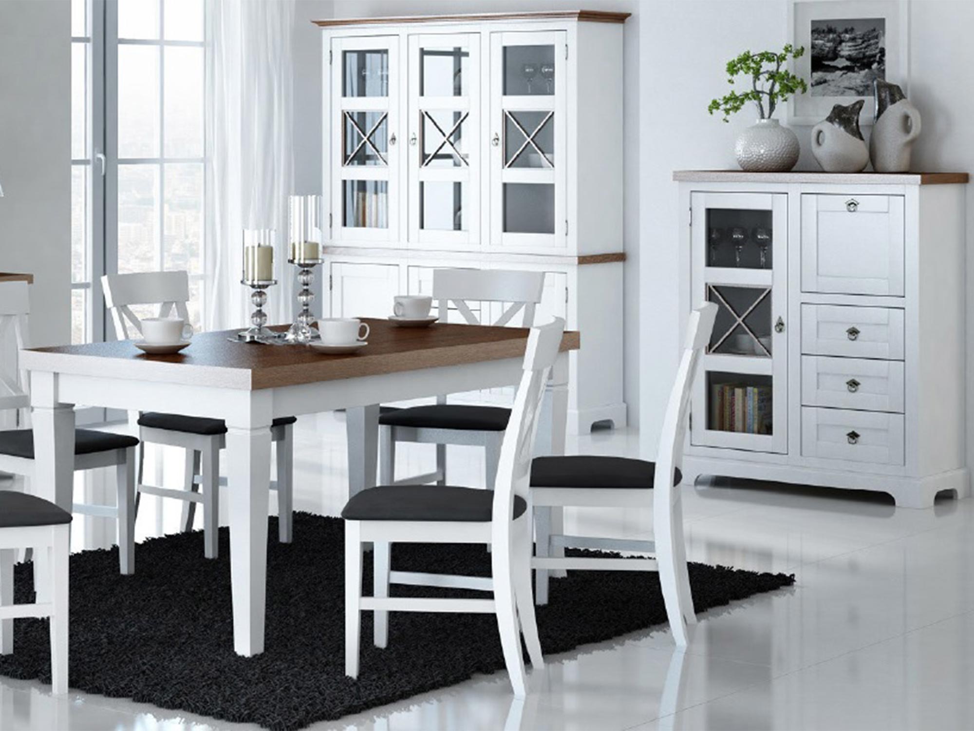 Jadalnia w stylu prowansalskim z białymi meblami i drewnianym stołem