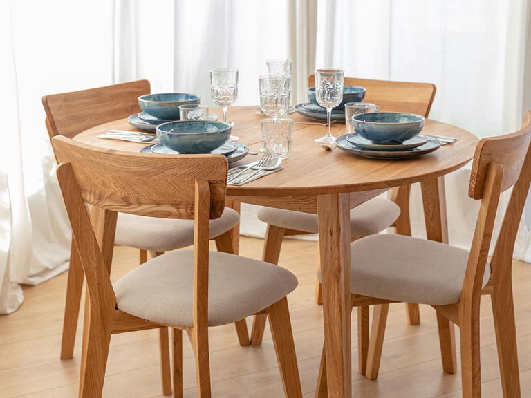 Drewniany stół z krzesłami w stylu skandynawskim w jasnej jadalni