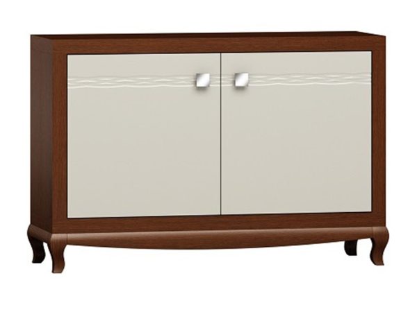 Dřevěná komoda s vyřezávanými nohami a dekorativními úchyty ve stylu retro do eleganckiego interiéru