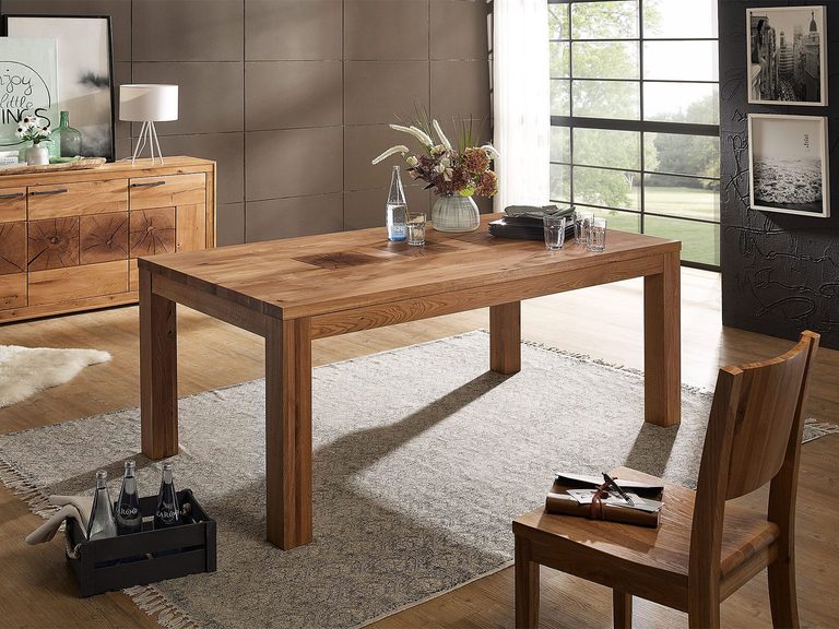 Klasyczny stół do jadalni